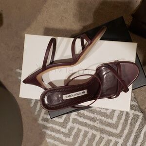 NWT Manolo Blahnik Banga 70mm Crisscross Slide Sandals. Size 40 US 9. Color Wine
